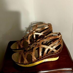 Like new Otbt etched leather wedge sandal heels 9
